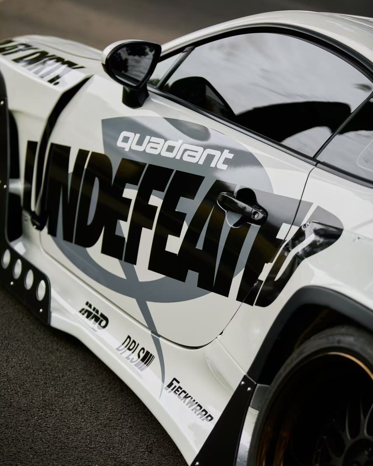 UNDEFEATED 与伦敦先锋赛车品牌 Quadrant 首度合作推出联名胶囊系列-Supreme情报网