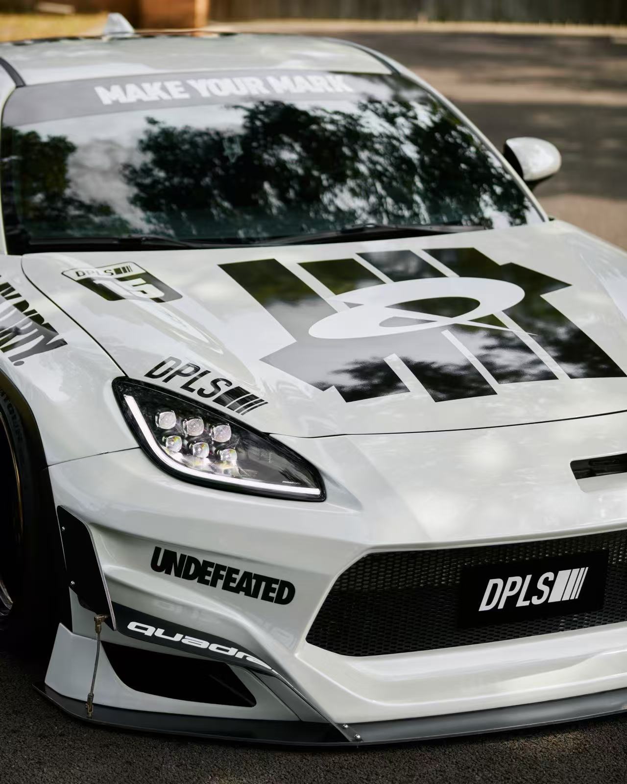 UNDEFEATED 与伦敦先锋赛车品牌 Quadrant 首度合作推出联名胶囊系列-Supreme情报网