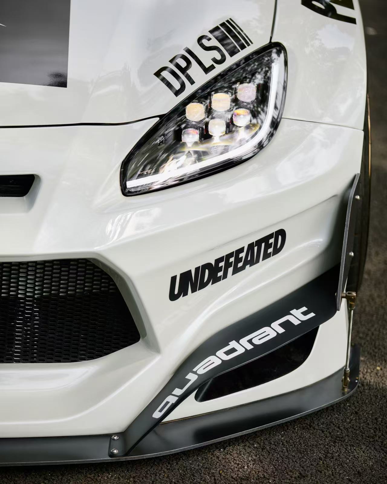 UNDEFEATED 与伦敦先锋赛车品牌 Quadrant 首度合作推出联名胶囊系列-Supreme情报网