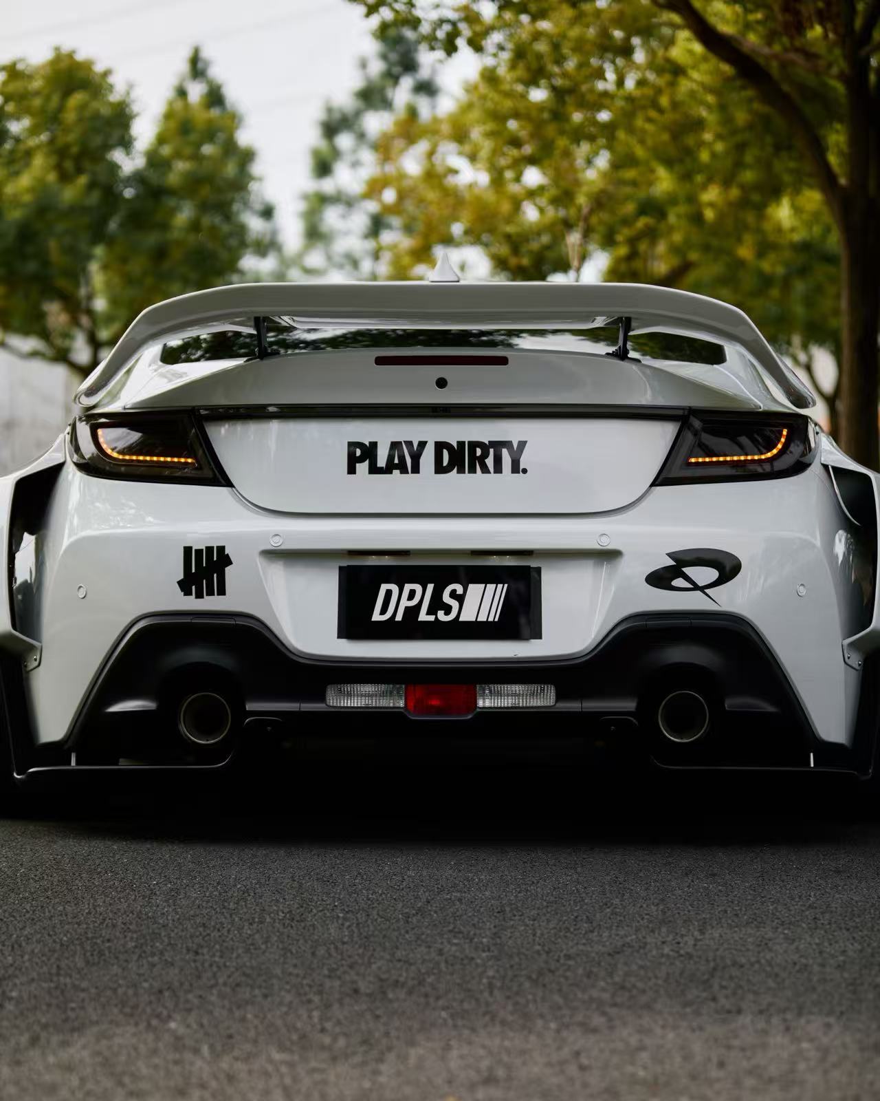 UNDEFEATED 与伦敦先锋赛车品牌 Quadrant 首度合作推出联名胶囊系列-Supreme情报网