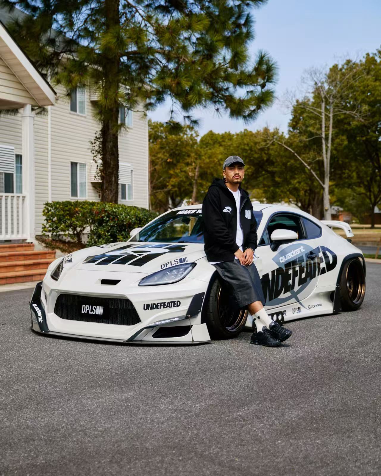 UNDEFEATED 与伦敦先锋赛车品牌 Quadrant 首度合作推出联名胶囊系列-Supreme情报网