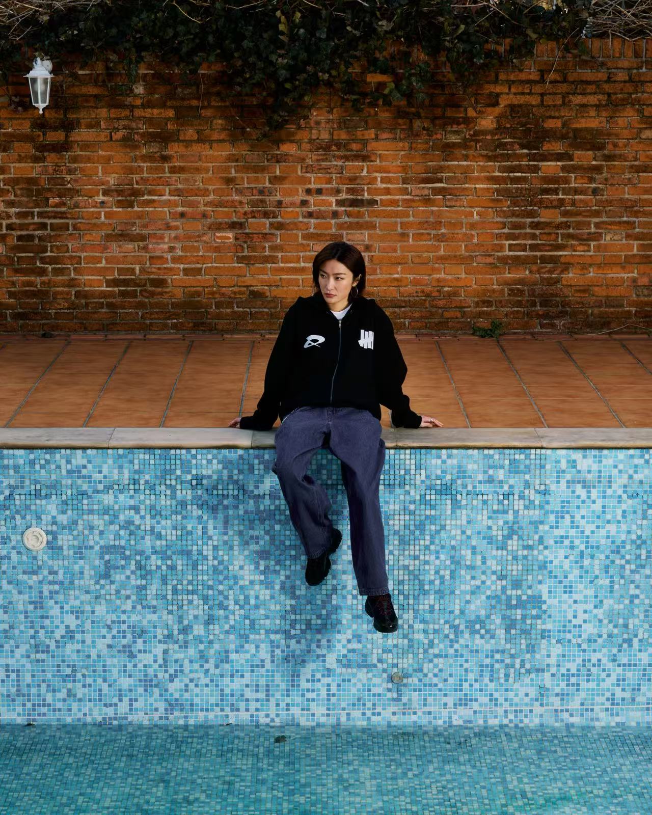 UNDEFEATED 与伦敦先锋赛车品牌 Quadrant 首度合作推出联名胶囊系列-Supreme情报网