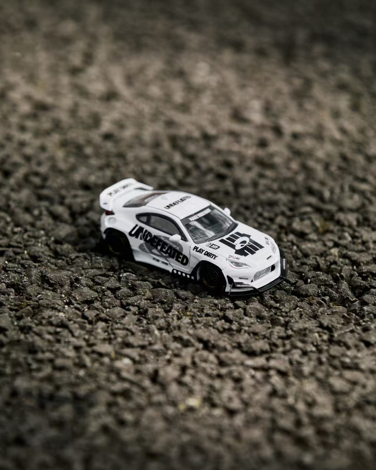 UNDEFEATED 与伦敦先锋赛车品牌 Quadrant 首度合作推出联名胶囊系列-Supreme情报网