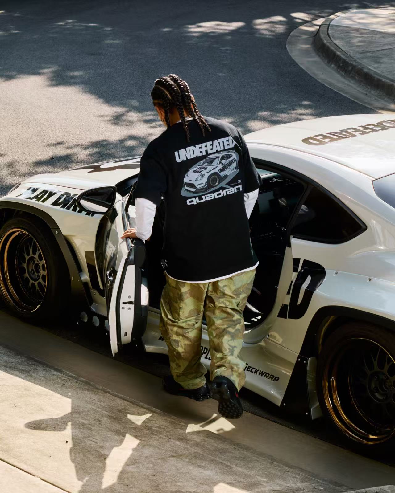 UNDEFEATED 与伦敦先锋赛车品牌 Quadrant 首度合作推出联名胶囊系列-Supreme情报网