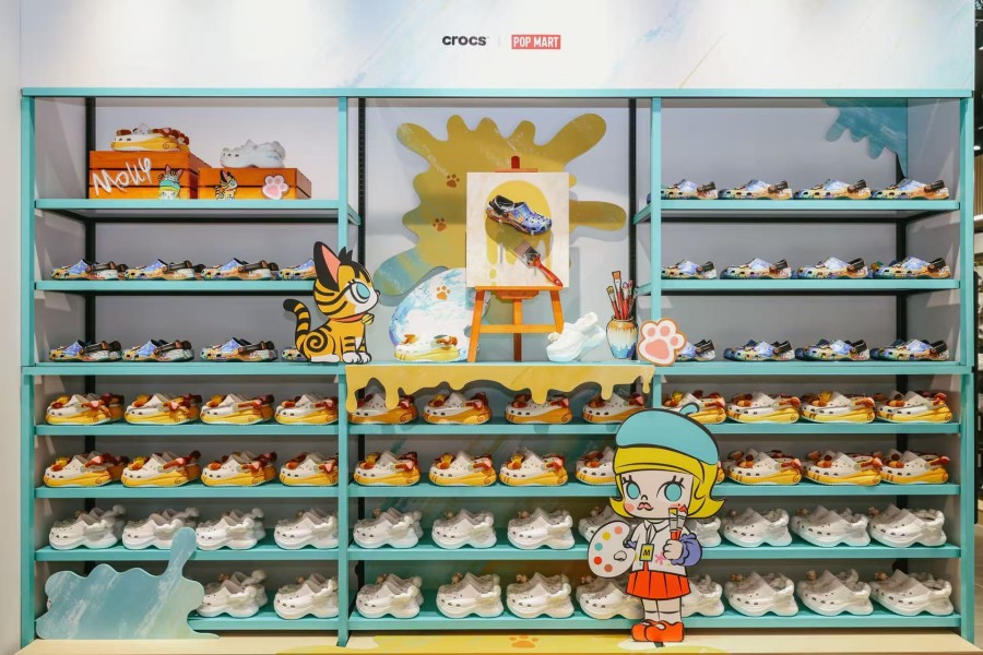萌力官宣！Crocs｜泡泡玛特 MOLLY联名系列治愈登场，可爱从手办蔓延到脚尖-Supreme情报网