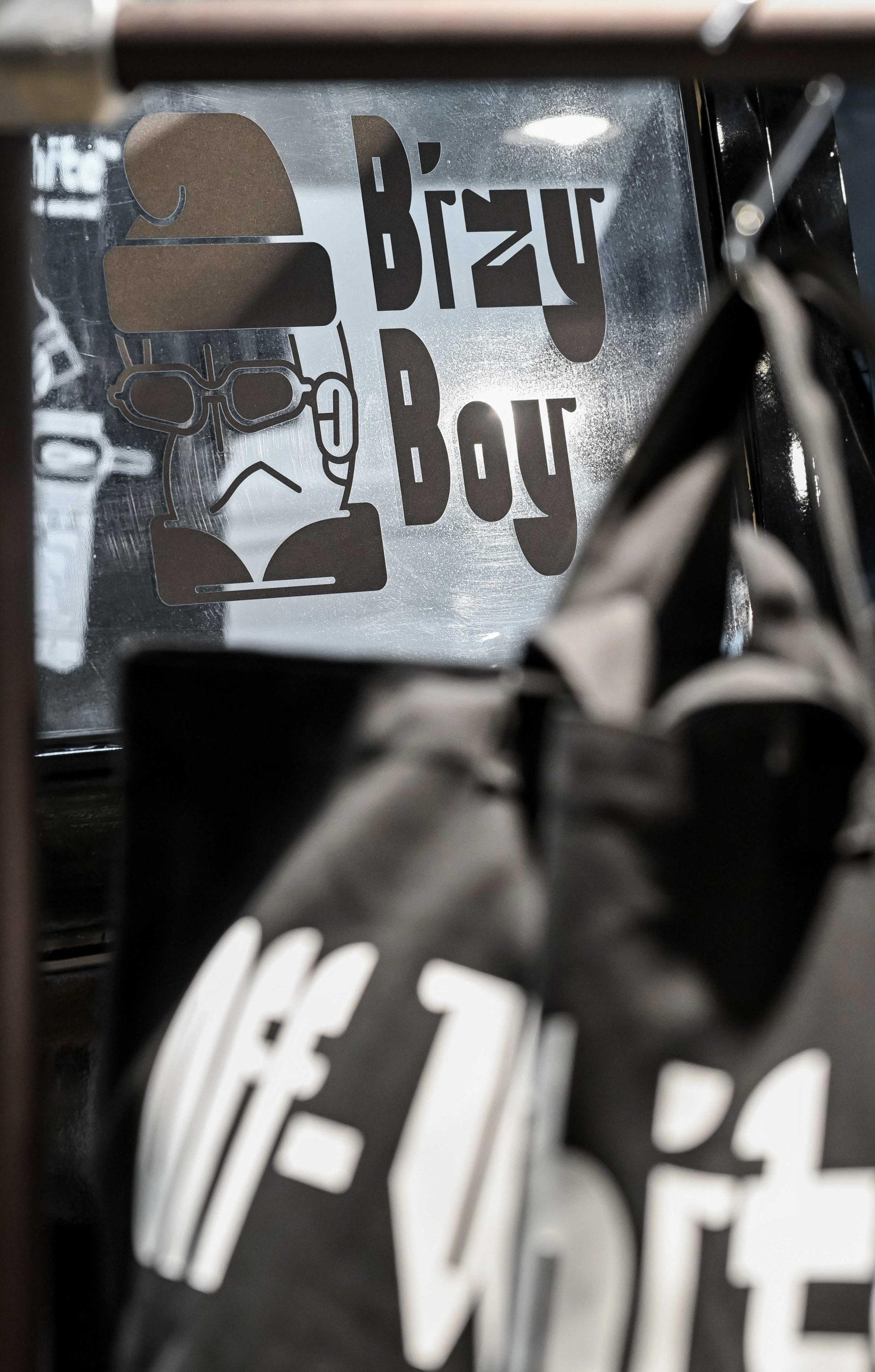 Off-White™ × Bizy Boy 联名系列登陆 I.T上海新天地-Supreme情报网