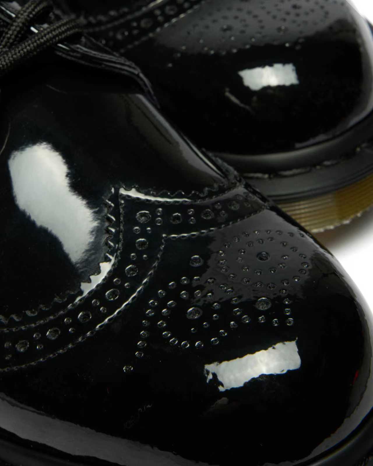 DR. MARTENS X FRAGMENT 联名系列发布：经典雕花鞋款重磅回归-Supreme情报网