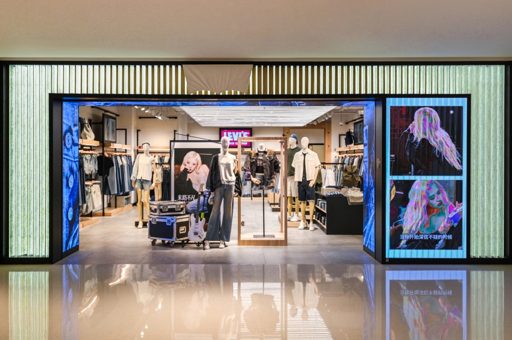 从球场延续至线下门店，Levi’s® 标识再次成为焦点-Supreme情报网