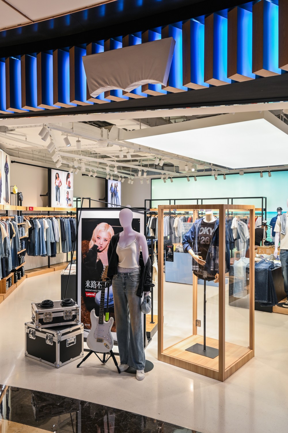 从球场延续至线下门店，Levi’s® 标识再次成为焦点-Supreme情报网